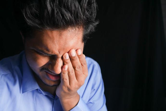 homme fatigué homme fatigué en chemise bleue